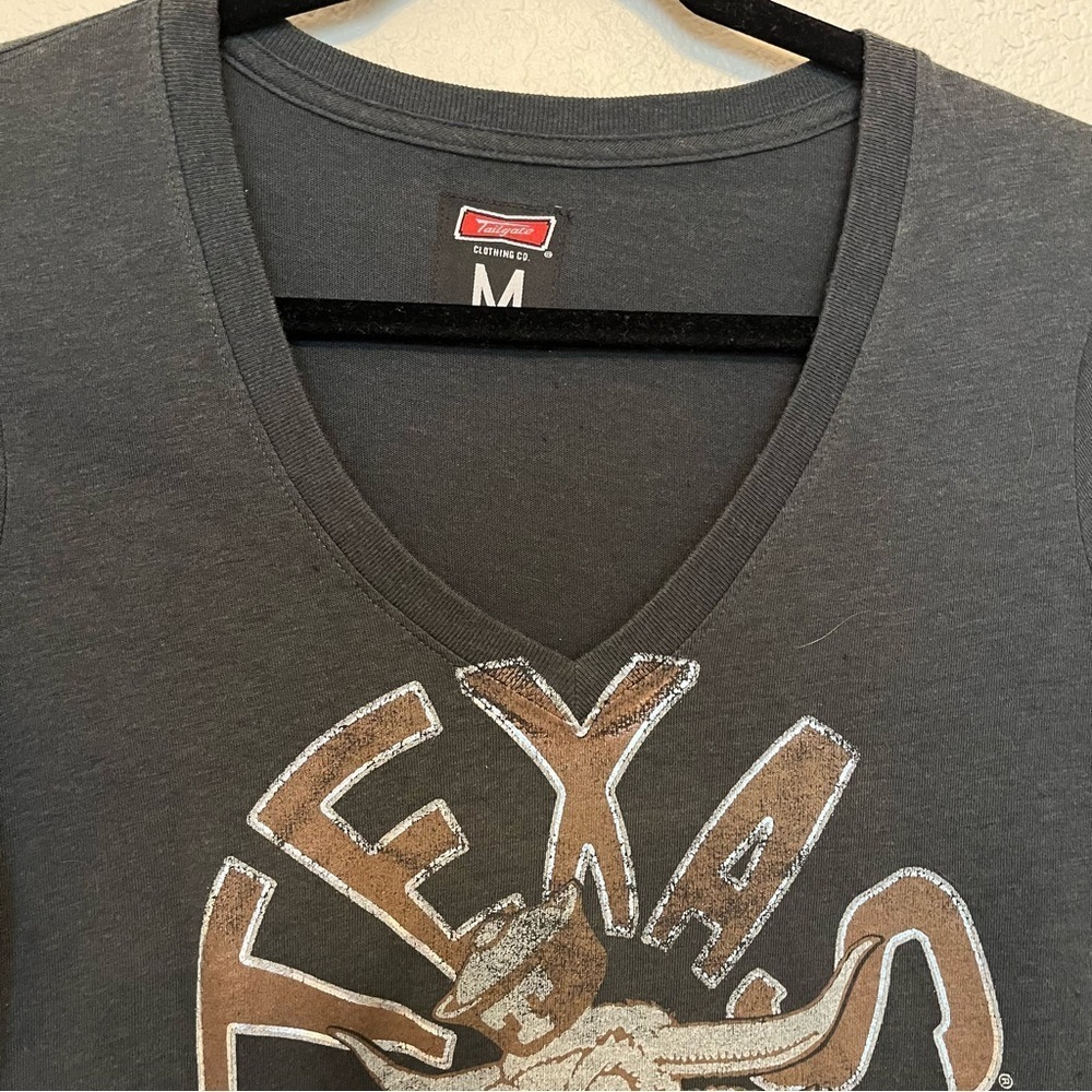 Tailgate Clothing Co University of Texas Longhorns Graphic V-Neck T-shirt Medium - Picture 2 of 9